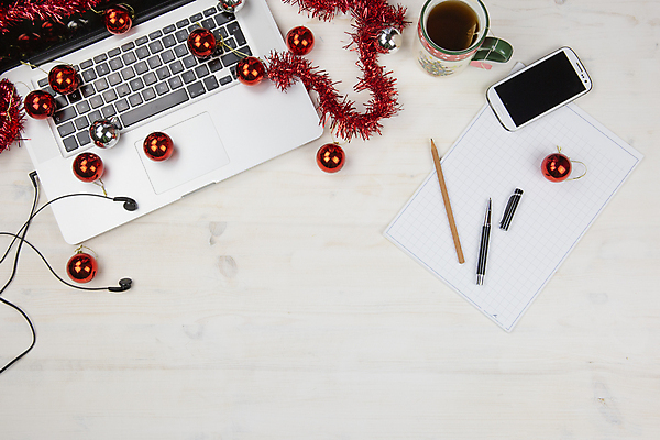 포토 JPG 해외이미지 직업 디자인 백그라운드 크리스마스 인터넷 비즈니스 통신 모바일 휴가 노동자 새해 직장 기술 사람없음 장식 빨간색 노트북 스마트폰 컴퓨터 상자 사무실 알약 펜 판매 디지털 스크린 쪽지 공책 웹 공백 장식볼 달력 흰색 축하 키보드 업무 메시지 책상 패드 프리랜서 카피스페이스 해외202009 해외포토 기념일 컬러 가구 컨셉 회사 문구용품 전자제품 핸드폰 스마트기기 필기구 약 작업 파일형식