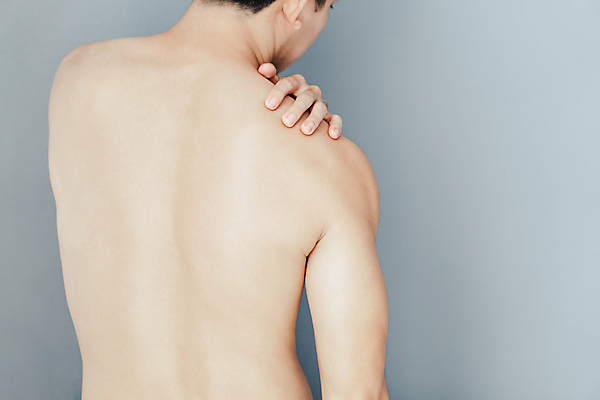 포토 JPG 해외이미지 남자 회색배경 실내 한명 상반신 성인 뒷모습 고통 잡기 어깨 등교 어깨통증 성인남자한명만 해외202009 해외포토 1 감정 뷰포인트 백그라운드 모션 사람 내부 신체부위 회색 질병 등하교 남자한명만 성인남자만 파일형식