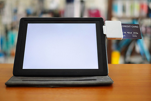 포토 JPG 해외이미지 손 이동 돈 인터넷 비즈니스 모바일 사람없음 금융 스마트폰 핸드폰 쇼핑 알약 세일 상점 디지털 기계 신용카드 구매 고객 스마트 서비스 상업 전자 결제 시스템 소매 온라인 전자상거래 혁명 계산원 마케팅 인출 터미널 해외202009 해외포토 직업 컨셉 신체부위 경제 전자제품 스마트기기 약 재산 파일형식