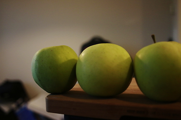 포토 JPG 해외이미지 할머니 선 음식 다이어트 과일 재료 자연 건강 사람없음 초록색 빛 흰색 신선 원형 그룹 맛 사과 매끈함 자르기 먹기 순수 오브젝트 상쾌 칼로리 비타민 고립 숙성 줄서기 채식주의자 많음 해외202009 해외포토 도형 여자 노년 감정 컬러 컨셉 모션 감각 생태계 채식 영양소 파일형식