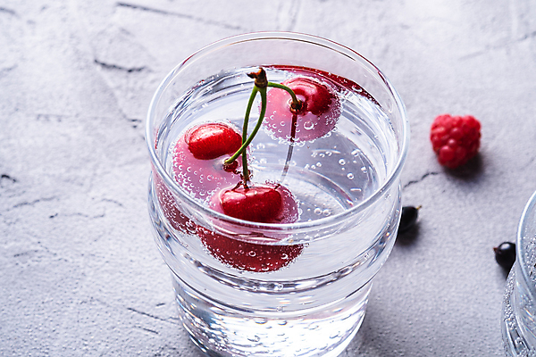 포토 JPG 해외이미지 잔 사람없음 투명 체리 탄산음료 산딸기 베리 콘크리트 탄산수 해외202009 해외포토 식기 음료 과일 물 탄산 파일형식