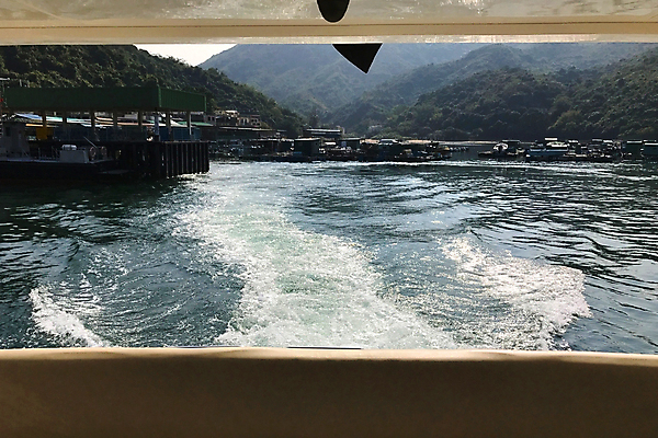 포토 JPG 해외이미지 파도 바다 요트 산 사람없음 물 마을 항구 맑음 흰색 보트 모터 떠남 해외202009 해외포토 자연요소 컬러 배_교통 교통시설 모션 날씨 파일형식