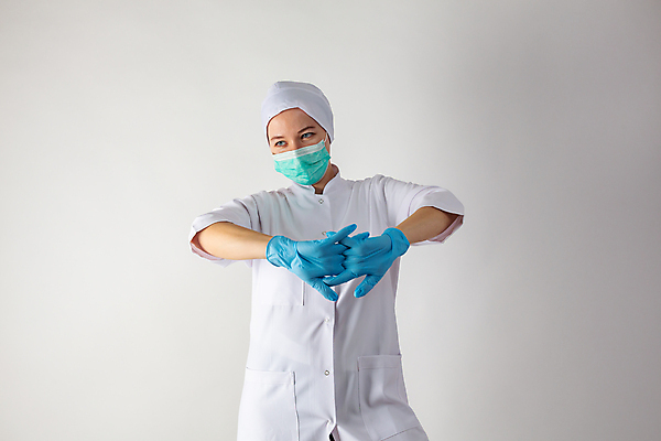 포토 JPG 해외이미지 직업 손 여자 장갑 백그라운드 유니폼 건강 가면 안전 사람 사람없음 약 건강관리 간호사 의사 흰색 업무 바이러스 보호 위생 일회용 고무 순서 돌봄 라텍스 살균 해외202009 해외포토 잡화 옷 컬러 컨셉 의학 모션 관리 신체부위 의료진 작업 파일형식