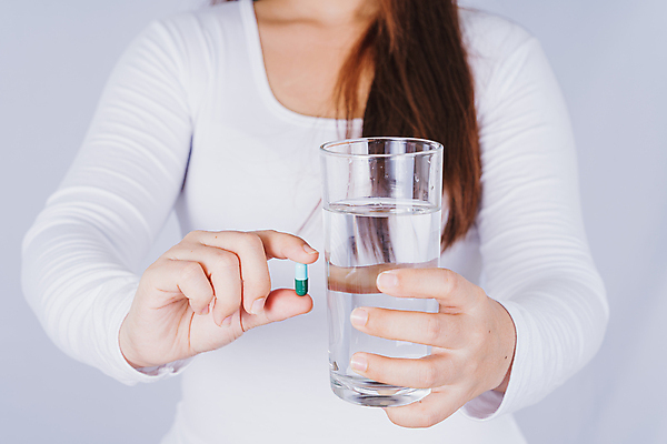 포토 JPG 해외이미지 백인 손 여자 음료 백그라운드 다이어트 유리 건강 사람 성인 사람없음 치료 물 알약 약 고통 추위 환자 흰색 잡기 질병 약국 두통 처방 테라피 돌봄 복용 진통제 항생제 해외202009 해외포토 자연요소 서양인 감정 컬러 의학 모션 재질 신체부위 뷰티 파일형식