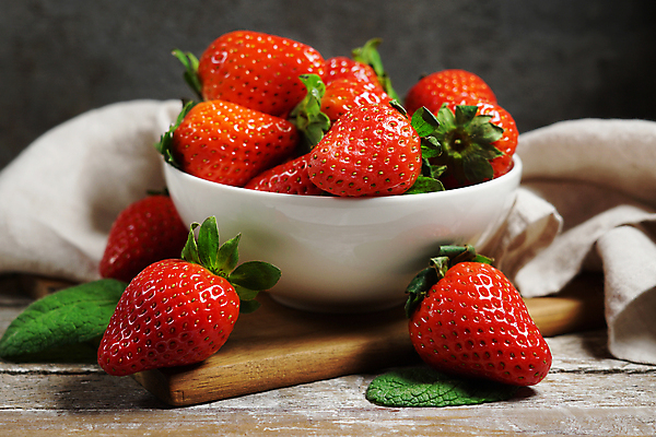 포토 JPG 해외이미지 열매 음식 백그라운드 컨셉 잎 농업 다이어트 채소 과일 재료 탁자 딸기 디저트 건강 사람없음 목재 빨간색 초록색 컬러풀 봄 샐러드 수확 흰색 시골 신선 사발 닫기 달콤 맛 민트 유기농 날것 구성 채식주의자 비건 맛있는 해외202009 해외포토 나무 식물 웰빙 계절 산업 컬러 가구 모션 사기그릇 허브 채식 파일형식