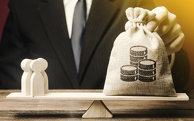 포토 JPG 해외이미지 남자 컨셉 돈 사람모양 저울 한명 상반신 성인 앞모습 금융 잡기 말_게임 비즈니스맨 돈자루 균형 수입 수평저울 성인남자한명만 비용 해외202009 해외포토 모양 1 뷰포인트 비즈니스 모션 사람 경제 게임 직장인 재산 남자한명만 성인남자만 파일형식