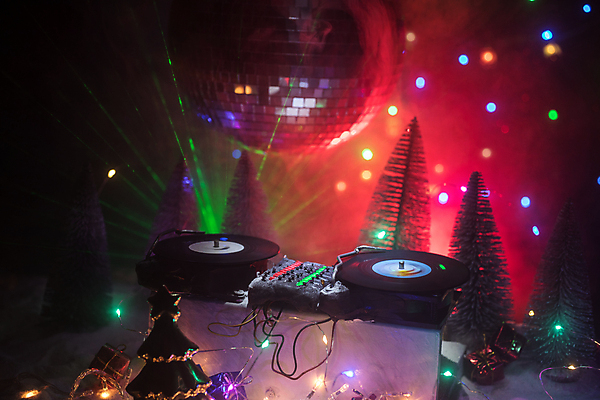 포토 JPG 해외이미지 전통 라이프스타일 행복 음악 백그라운드 크리스마스 겨울 놀이 휴가 새로움 기념 사람없음 장식 빛 세트 장난감 산타클로스 파티 유행 축제 헤드폰 소리 미니어처 장비 축하 춤 디스크 혼합 야간 연도 믹서 DJ 클럽 디스코 오디오 비닐 섞기 플레이어 유흥 클라우스 해외202009 해외포토 자연요소 계절 기념일 감정 음향기기 컨셉 재질 문화예술 이벤트 생활 전자제품 모형 질병 파일형식