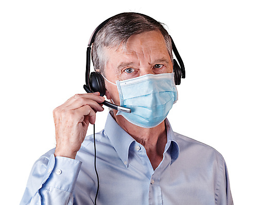 포토 JPG 해외이미지 백인 응시 남자 중년 실내 마스크 한명 상반신 성인 앞모습 사무실 헤드폰 잡기 비즈니스맨 서비스 흰배경 중년남자한명만 코로나바이러스 포스트코로나 해외202009 델타변이바이러스 위드코로나 해외포토 서양인 1 시선 뷰포인트 음향기기 백그라운드 비즈니스 모션 사람 내부 흰색 직장인 바이러스 사회이슈 남자한명만 중년남자만 파일형식