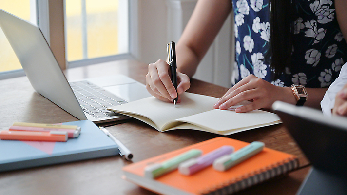 포토 JPG 해외이미지 직업 라이프스타일 인터넷 비즈니스 통신 회의 노동자 거리 주택 직장 건강 동양인 사람없음 노트북 컴퓨터 사무실 디지털 고통 업무 비즈니스우먼 네트워크 바이러스 어플리케이션 보호 연결 동료 온라인 동영상 보험 소셜 프리랜서 해외202009 해외포토 여자 감정 컨셉 회사 관계 인종 건물 생활 전자제품 작업 직장인 파일형식