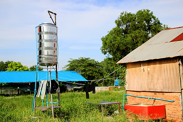 포토 JPG 해외이미지 주간 자연 하늘 통 풍경 사람없음 야외 건물 세로 물 파란색 마을 탑 상점 금속 마시기 흰색 시골 저수지 액체 은색 큼 컨테이너 옥상 철 가득함 파이프 탱크 시스템 수납 자원 펌프 실린더 옛날 철강 공급 해외202009 해외포토 자연요소 건축물 산업 컬러 모션 재질 크기 생태계 파일형식