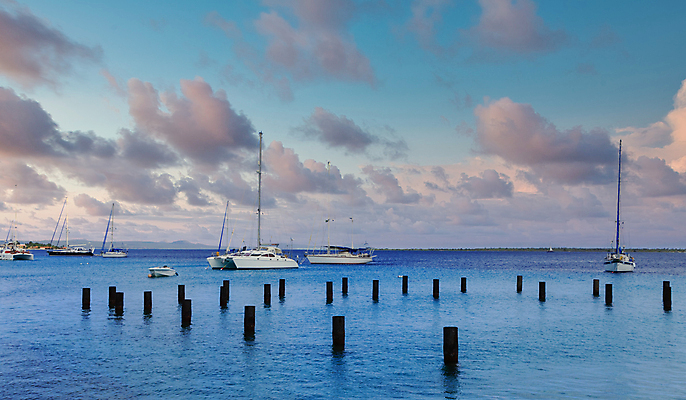 포토 JPG 해외이미지 바다 요트 사람없음 물 파란색 정박 해외202009 해외포토 자연요소 컬러 배_교통 파일형식