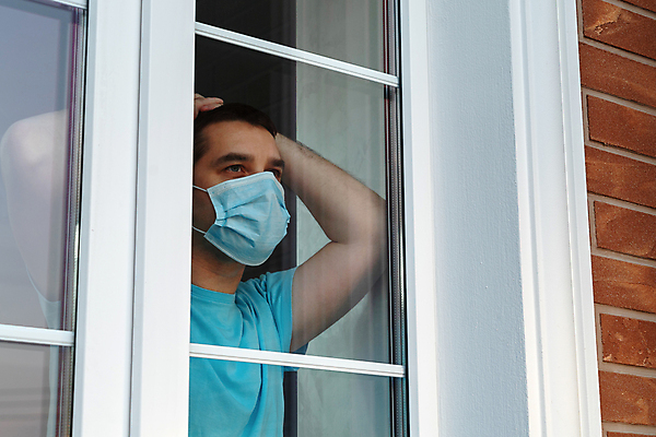 포토 JPG 해외이미지 응시 창문 실내 건강 관리 가면 한명 머리 긴급 죽음 기다림 바이러스 질병 지루함 손목시계 고민 감염 시민 고립 우울증 전염병 지원 혼자 놓기 해외202009 해외포토 1 시선 감정 시계 장신구 의학 모션 사람 내부 신체부위 국민 파일형식