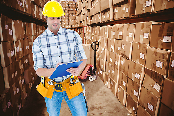 포토 JPG 해외이미지 남자 한명 서기 들기 상반신 성인 앞모습 30대 상자 물류창고 성인남자한명만 해외202009 해외포토 1 뷰포인트 모션 사람 장년 창고 남자한명만 성인남자만 파일형식