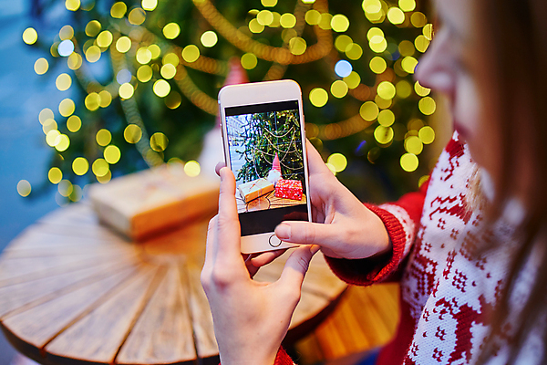 포토 JPG 해외이미지 나무 계절 여자 커피 음료 크리스마스 겨울 포장 탁자 모바일 휴가 전등 새로움 관리 선물 한명 사람 성인 야외 목재 장식 컵 빨간색 스마트폰 상자 산타클로스 카메라 식당 와인 초콜릿 놀람 카페 축하 뜨거움 황금 차 12월 연도 해외202009 해외포토 식물 1 식기 기념일 감정 컬러 가구 컨셉 재료 디저트 조명 주류 표정 전자제품 핸드폰 스마트기기 상점 날짜 파일형식