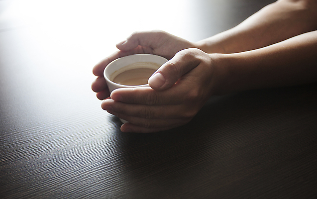 포토 JPG 해외이미지 손 커피 음료 휴식 실내 관리 한명 사람 인종 성인 사람없음 컵 가로 카페 신선 잡기 뜨거움 커피잔 고객 크림 카푸치노 라떼 카페인 성인만 해외202009 해외포토 1 식기 컨셉 모션 잔 내부 신체부위 상점 파일형식