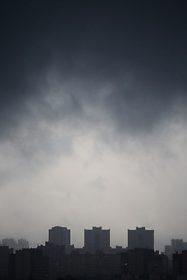 포토 JPG 해외이미지 구름 실루엣 백그라운드 건축양식 하늘 사람없음 건물 세로 도시풍경 고층빌딩 어둠 도시 도심 무서움 장면 지역 폭풍 타운 스카이라인 종료 우울증 카피스페이스 해외202009 해외포토 자연요소 건축물 건축 감정 날씨 촬영기법 풍경 빌딩 공백 질병 파일형식