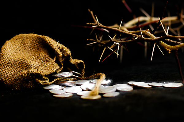 포토 JPG 해외이미지 종교 조각 돈 검은배경 새로움 이야기 사람없음 동전 검은색 성경 예수 은색 심볼 증거 유대인 복음 체포 파우치 해외202009 해외포토 컬러 백그라운드 컨셉 가방 종교용품 신_종교 재산 파일형식