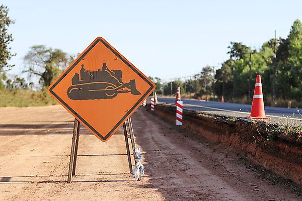 포토 JPG 해외이미지 산업 도로 길 교통수단 무늬 오렌지 교통시설 노동자 거리 경고 안전 사람없음 야외 기계 장비 운전 업무 고속도로 메시지 수술 땅 심볼 사인 쇼 배지 지역 짐차 무거움 엔진 원뿔 느림 경보 깔대기 신중 해외202009 해외포토 도형 직업 교통 컨셉 과일 의학 모션 자동차 치료 작업 무게 시설 파일형식