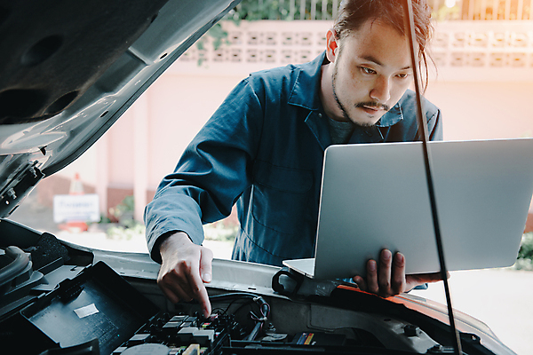 포토 JPG 해외이미지 직업 손 산업 백그라운드 부분 교통시설 자동차 노동자 한명 사람 노트북 컴퓨터 공구 스패너 업무 작업실 기술자 엔지니어 변화 수리 서비스 전염 시스템 고정 엔진 정비공 공학 모터 유지 자동 차고 해외202009 해외포토 1 교육 육상교통 교통 컨셉 신체부위 전자제품 도구 작업 질병 시설 감염 파일형식