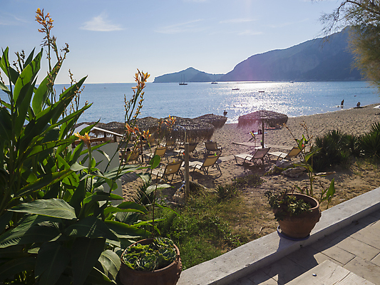 포토 JPG 해외이미지 꽃 모래 바다 섬 여행 오렌지 우산 자연 하늘 휴가 휴식 사람 풍경 사람없음 초록색 물 여름 파란색 태양 맑음 산책로 조약돌 만 냄비 지중해 그리스 언덕 선베드 그리스인 코르푸 터키석 해외202009 해외포토 자연요소 서양인 식물 계절 유럽 길 컬러 컨셉 의자 과일 날씨 돌_바위 솥 보석 생태계 파일형식