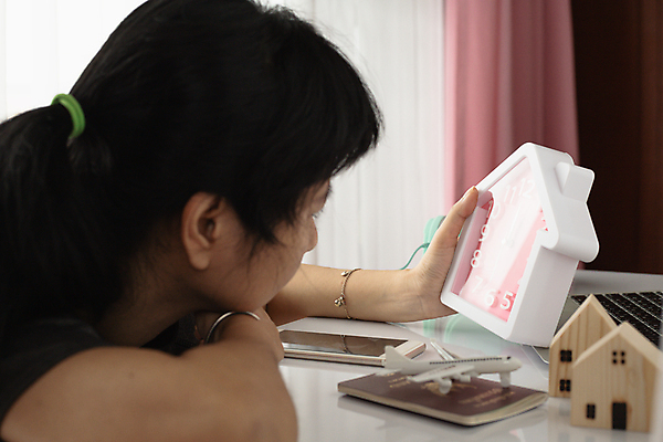 포토 JPG 해외이미지 라이프스타일 응시 여자 감정 시계 거리 스트레스 주택 실내 건강 한명 안전 방 고통 슬픔 바이러스 좌절 고독 보호 질병 예방 감염 문제 소셜 우울증 위생관리 전염병 트러블 혼자 해외202009 해외포토 1 시선 컨셉 의학 관리 사람 내부 건물 생활 파일형식