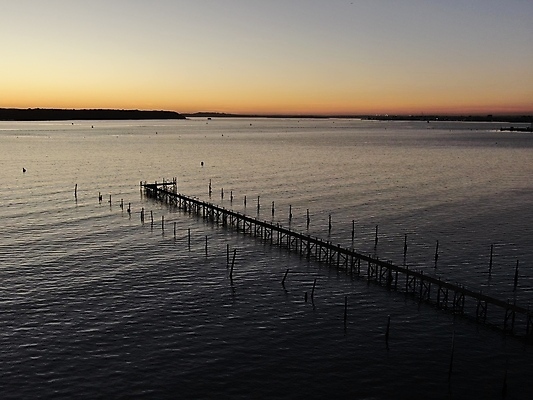 포토 JPG 해외이미지 실루엣 바다 하늘 영국 잉글랜드 풍경 사람없음 목재 물 평화 항구 일몰 저녁 대각선 잔물결 해외202009 해외포토 자연요소 나무 유럽 물결 선 컨셉 재료 교통시설 촬영기법 노을 야간 파일형식