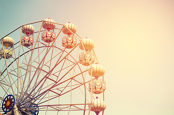 포토 JPG 해외이미지 라이프스타일 공원 여행 포즈 하늘 휴가 사람없음 야외 파란색 기계 기쁨 수확 축하 바퀴 원형 큼 전시회 복고 각도 공평 해외202009 해외포토 도형 공공시설 감정 컬러 컨셉 농업 생활 전시 크기 파일형식