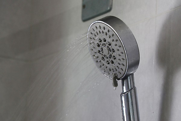 포토 JPG 해외이미지 컨셉 가정 호텔 주택 사람없음 내부 물 달리기 머리 금속 목욕 젖음 흐름 욕실 가을 물방울 액체 붓기 떨어짐 씻기 은색 상쾌 부드러움 분무기 제트기 변기 헛간 변기통 샤워실 위생관리 스플래쉬 해외202009 약함 해외포토 자연요소 계절 감정 컬러 모션 재질 숙소 비행기 관리 건물 신체부위 청결 감각 저장고 샤워시설 파일형식