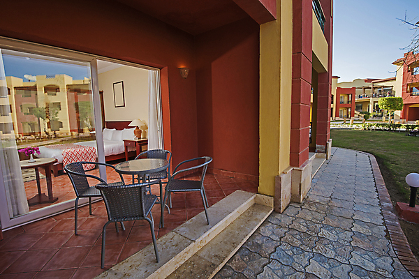 포토 JPG 해외이미지 외관 벽 여행 의자 건축양식 창문 자연 탁자 하늘 호텔 휴가 휴식 사람없음 야외 빨간색 초록색 파란색 노란색 정원 맑음 발코니 고급 휴양지 조경 철책 해외202009 해외포토 건축 컬러 가구 컨셉 숙소 날씨 장소 생태계 파일형식