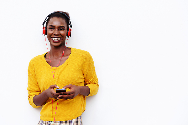 포토 JPG 해외이미지 모델 1 라이프스타일 손 응시 여자 행복 음악 벽 백그라운드 텍스트 모바일 한명 사람 성인 스마트폰 우주 검은색 헤드폰 소리 기쁨 듣기 흰색 잡기 전화기 스마트 오디오 고립 스타일 해외202009 해외포토 시선 감정 컬러 음향기기 컨셉 모션 문화예술 생활 신체부위 전자제품 핸드폰 스마트기기 파일형식