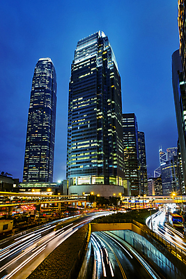 포토 JPG 해외이미지 아시아 도로 비즈니스 건축양식 교통시설 모션 자동차 거리 풍경 사람없음 건물 금융 빛 도시풍경 탑 고층빌딩 중국 어둠 일몰 관찰 도시 고속도로 센터 도심 야간 속도 지역 타운 홍콩 스카이라인 방법 블러 해외202009 해외포토 자연요소 건축물 건축 나라 길 육상교통 교통 빌딩 경제 노을 시설 파일형식