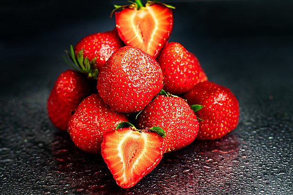 포토 JPG 해외이미지 딸기 검은배경 근접촬영 사람없음 쌓기 슬라이스 해외202009 해외포토 뷰포인트 백그라운드 과일 모션 검은색 파일형식