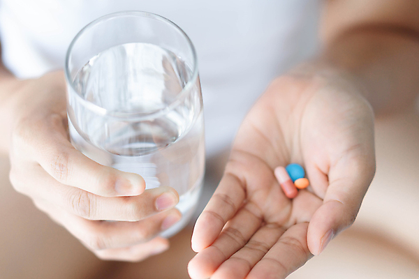 포토 JPG 해외이미지 여자 유리 건강 한명 사람 치료 물 알약 약 잡기 보충 돌봄 해외202009 해외포토 자연요소 1 의학 모션 재질 파일형식