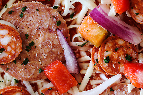 포토 JPG 해외이미지 접시 음식 백그라운드 채소 재료 양파 치즈 유제품 피자 패스트푸드 육류 사람없음 빨간색 냉동 식사 저녁식사 이탈리아 추위 소시지 이탈리아음식 인스턴트 폐기물 강의 서리 반죽 토핑 후추 성분 점심식사 모짜렐라치즈 살라미 생식 적양파 초리조 페퍼로니 해로움 맛있는 해외202009 해외포토 식기 유럽 컬러 컨셉 식재료 서양음식 가공식품 쓰레기 향신료 파일형식