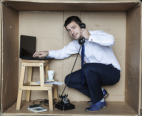 포토 JPG 해외이미지 전신 백인 남자 사다리 한명 성인 옆모습 노트북 상자 사무실 업무 비즈니스맨 갇힘 답답함 성인남자한명만 해외202009 해외포토 서양인 1 뷰포인트 비즈니스 모션 사람 전자제품 도구 작업 직장인 감각 남자한명만 성인남자만 파일형식