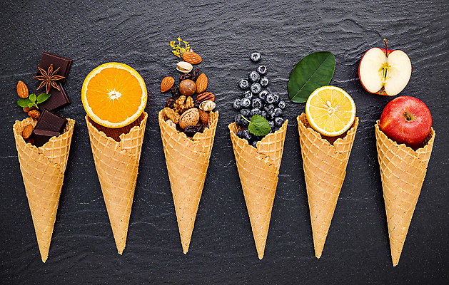 포토 JPG 해외이미지 음식 오렌지 과일 딸기 검은배경 아이스크림 키위 사람없음 초콜릿 견과류 사과 블루베리 아이스크림콘 젤라또 해외202009 해외포토 백그라운드 디저트 검은색 콘 파일형식