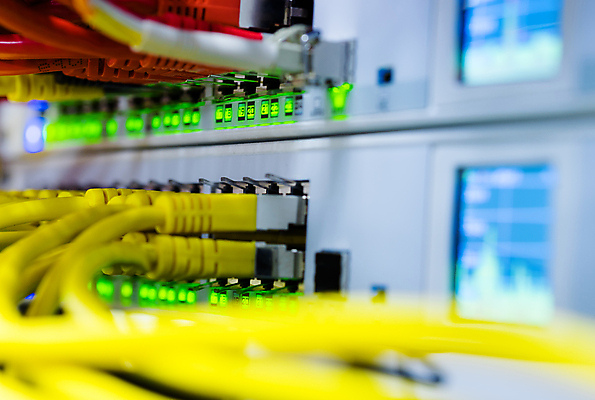 포토 JPG 해외이미지 인터넷 비즈니스 통신 커뮤니케이션 실내 관리 사람없음 컴퓨터 자료 장비 연결 속도 보안 철사 방화벽 신발장 해외202009 해외포토 안전 내부 전자제품 파일형식