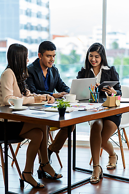 포토 JPG 해외이미지 백인 직업 디자인 여자 남자 행복 아시아 컨셉 비즈니스 통신 성공 회의 노동자 직장 함께함 서기 사람 동양인 세명 노트북 컴퓨터 사무실 흰색 업무 작업 비즈니스맨 비즈니스우먼 발표 그룹 대표 책상 동료 다민족 마케팅 정중 브레인스토밍 해외202009 해외포토 서양인 감정 나라 컬러 가구 회사 관계 모션 인종 전자제품 직장인 파일형식
