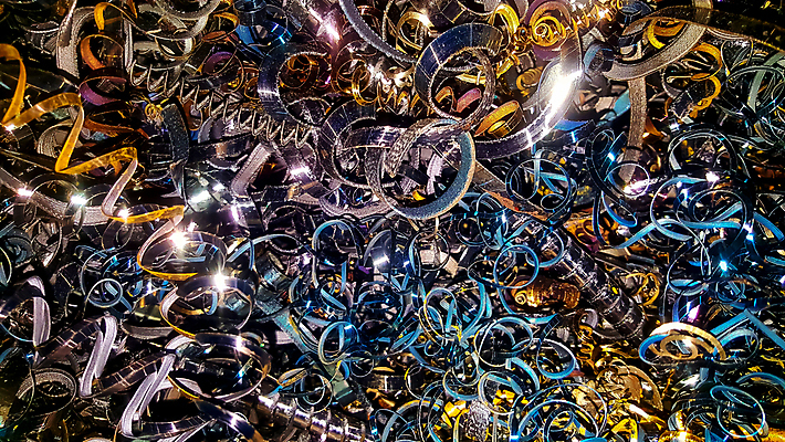 포토 JPG 해외이미지 산업 조각 크리스마스장식 벽지 나선형 사람없음 빛 반짝임 컬러풀 파티 금속 축제 기계 페인트 재활용 과학기술 눈송이 화려 작업실 황금 고급 제조 은색 쓰레기 소프트포커스 질감 마법 무거움 한조각 블러 철강 해외202009 해외포토 1 컬러 컨셉 크리스마스 무늬 모션 재질 눈_날씨 기술 촬영기법 이벤트 무게 친환경 파일형식