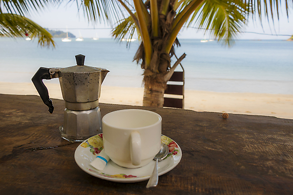 포토 JPG 해외이미지 라이프스타일 아시아 커피 음료 모래 바다 섬 여행 태국 자연 하늘 휴가 휴식 따뜻함 손바닥 풍경 사람없음 컵 물 여름 파란색 태양 검은색 카페 만 뜨거움 냄비 휴양지 코코넛 에스프레소 내추럴 안다만 카페인 파라다이스 해외202009 해외포토 자연요소 식기 손 계절 나라 컬러 컨셉 과일 생활 상점 장소 솥 생태계 파일형식