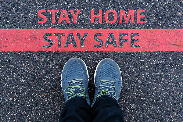 포토 JPG 해외이미지 도로 선 운동화 신발 컨셉 발 거리 바닥 주택 건강 경고 서기 안전 사람 사람없음 야외 빨간색 메시지 바이러스 선택 위험 아스팔트 심볼 사인 질감 예방 고립 그만 방법 소셜 양발 전염병 콘크리트 한계 해외202009 해외포토 길 컬러 교통시설 모션 건물 신체부위 질병 파일형식