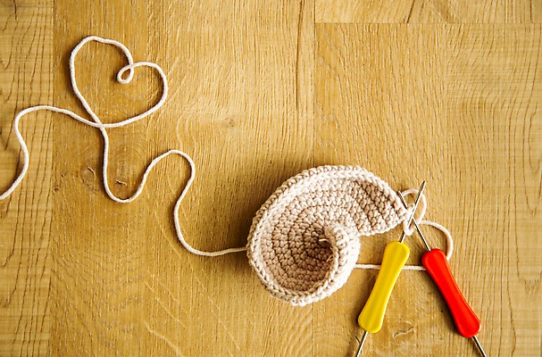 포토 JPG 해외이미지 손 옷 분홍색 패턴 공 따뜻함 미술 취미 사람없음 목재 유행 소용돌이 흰색 바늘 뜨개질 실 바느질 천 땀 실타래 양모 프로젝트 핸드메이드 해외202009 해외포토 나무 컬러 무늬 재료 문화예술 신체부위 회오리 도구 직물 파일형식