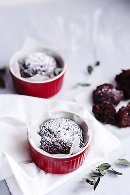 포토 JPG 해외이미지 모양 식기 접시 음식 백그라운드 컨셉 재료 디저트 건강 사탕 요리 사람없음 컵 빨간색 갈색 주방 초콜릿 빵집 장비 회색 흰색 도자기 사발 달콤 맛 작음 설탕 컵케이크 굽기 먹기 준비 흰배경 냅킨 머핀 레시피 곰팡이 방법 백자 캐서롤 페스츄리 핸드메이드 맛있는 해외202009 해외포토 빵 컬러 모션 케이크 상점 용기_그릇 사기그릇 크기 구이 파일형식