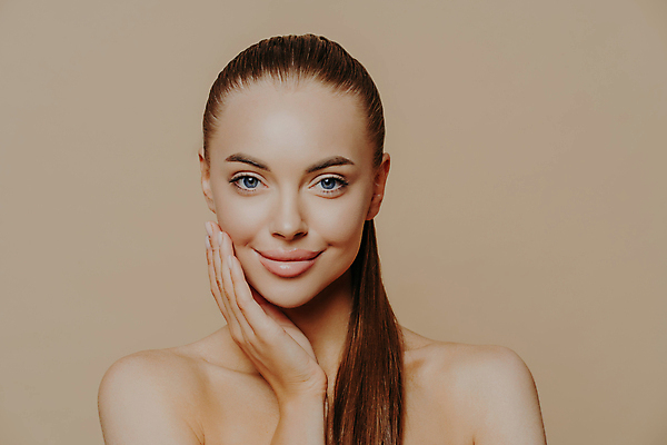 포토 JPG 해외이미지 백인 모델 1 외관 응시 여자 얼굴 백그라운드 갈색머리 탈의 실내 건강 한명 서기 사람 빛 스파 화장품 터치 신선 입 매끈함 피부 순수 슛 내추럴 고립 돌봄 벌거벗은 완벽 이마 해외202009 관능적 해외포토 서양인 헤어스타일 시선 컨셉 모션 내부 신체부위 뷰티 감각 파일형식