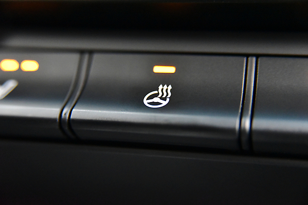 포토 JPG 해외이미지 아이콘 손 디자인 겨울 의자 손가락 교통시설 자동차 실내 사람없음 내부 검은색 장비 추위 판넬 바퀴 뜨거움 고급 플라스틱 난방기 심볼 시스템 난방 온도 스위치 계기판 인터페이스 자동 제어 해외202009 해외포토 계절 육상교통 컬러 가구 교통 컨셉 재질 신체부위 시설 난방용품 파일형식