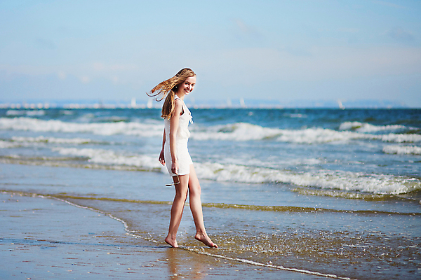 포토 JPG 해외이미지 모델 행복 유럽 모래 파도 바다 여행 자연 아침 휴가 한명 사람 성인 야외 물 파란색 금발 햇빛 반사 유행 낭만 자유 프랑스 흰색 가장자리 떨어짐 날씬함 대서양 노르망디 혼자 카피스페이스 해외202009 해외포토 주간 자연요소 1 헤어스타일 감정 나라 컬러 컨셉 태양 공백 둘레 몸매 생태계 파일형식