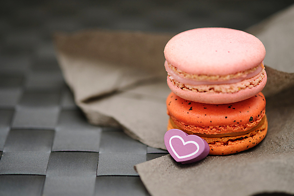 포토 JPG 해외이미지 분홍색 회색배경 디저트 근접촬영 사람없음 하트 마카롱 해외202009 해외포토 모양 음식 뷰포인트 컬러 백그라운드 회색 파일형식