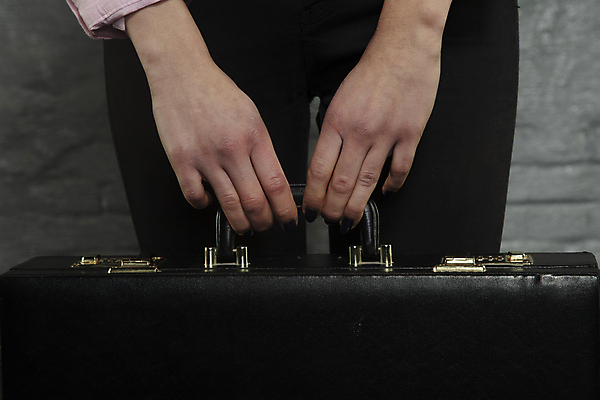 포토 JPG 해외이미지 손 산업 이동 서류가방 회사 모션 스트레스 관리 손잡이 한명 안전 사람 상점 검은색 자료 잡기 체험 막대기 암호 무서움 비밀 절도 종업원 경영자 리더 파일 보안 비서 보험 관리자 마케팅 스파이 해외202009 해외포토 직업 1 감정 컬러 컨셉 가방 비즈니스 신체부위 범죄 파일형식