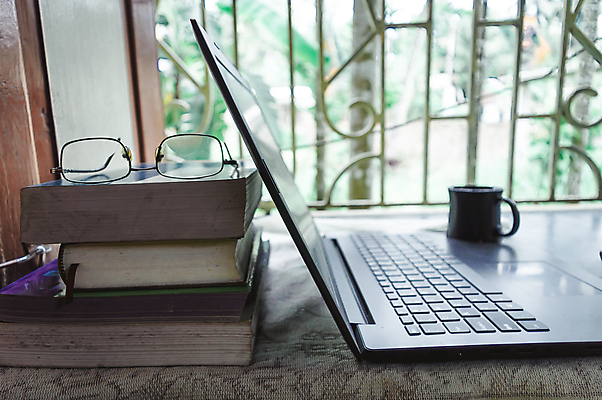 포토 JPG 해외이미지 템플릿 교육 백그라운드 컨셉 인터넷 비즈니스 통신 창문 무선통신 휴식 실내 사람없음 컵 노트북 인테리어 컴퓨터 태블릿 사무실 햇빛 디지털 모니터 공책 공백 작업 가르침 커피잔 책상 조리대 개발 소셜미디어 해외202009 해외포토 식기 디자인 커피 가구 문구용품 잔 내부 전자제품 스마트기기 태양 파일형식