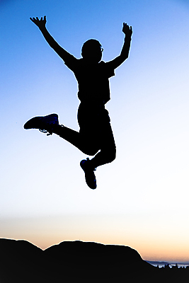 포토 JPG 해외이미지 라이프스타일 행복 감정 실루엣 어린이 여행 포즈 백그라운드 컨셉 오렌지 자연 놀이 하늘 성공 휴가 건강 관리 한명 사람 소년 야외 파란색 빛 달리기 햇빛 점프 일몰 기쁨 자유 축하 표현 저녁 흥분 긍정 해외202009 해외포토 1 남자 컬러 과일 모션 촬영기법 생활 태양 노을 야간 생태계 파일형식